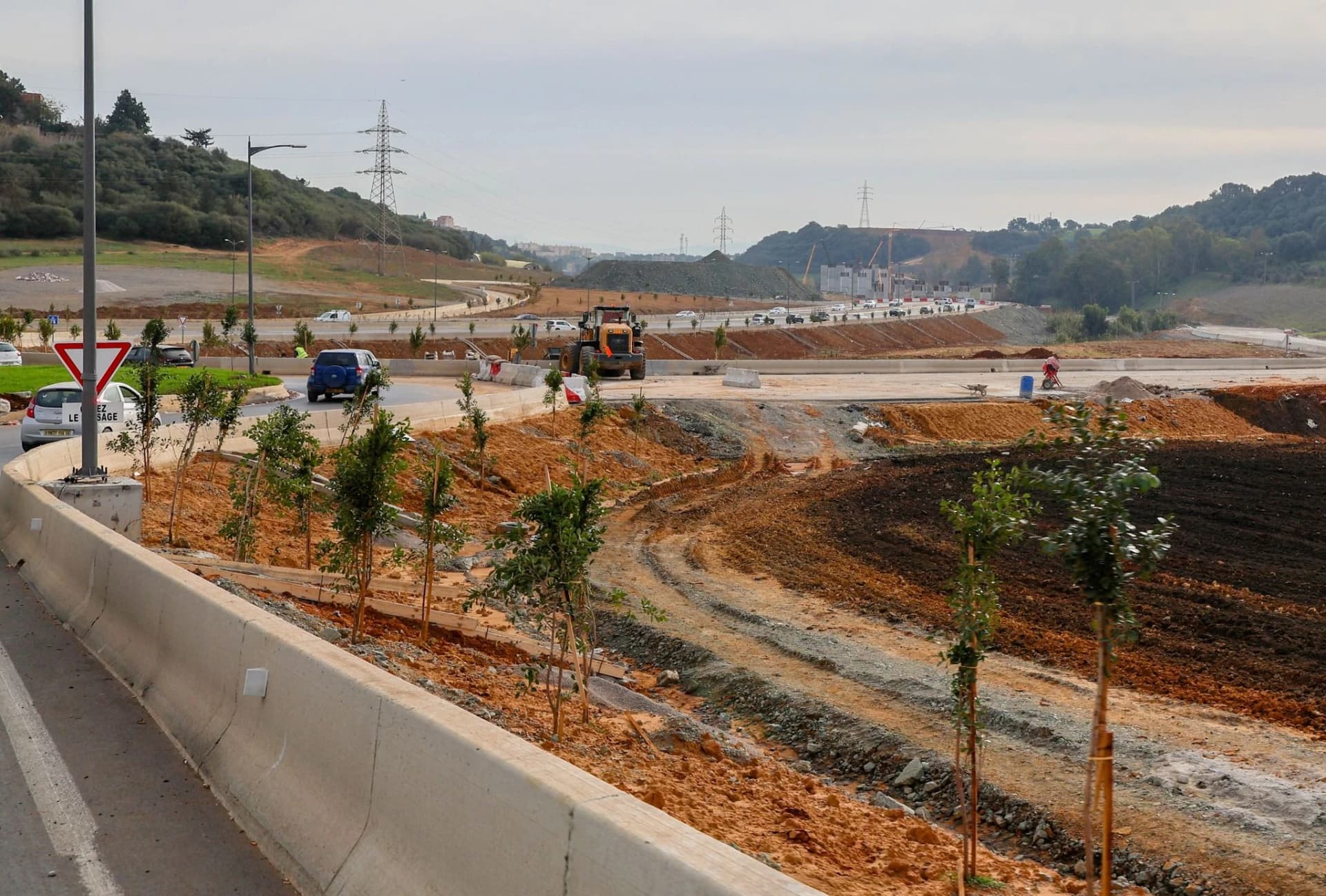 رابحي يتفقد أشغال الشطر الثاني لمشروع الطريق السريع بين مركب "محمد بوضياف" وبلدية خرايسية