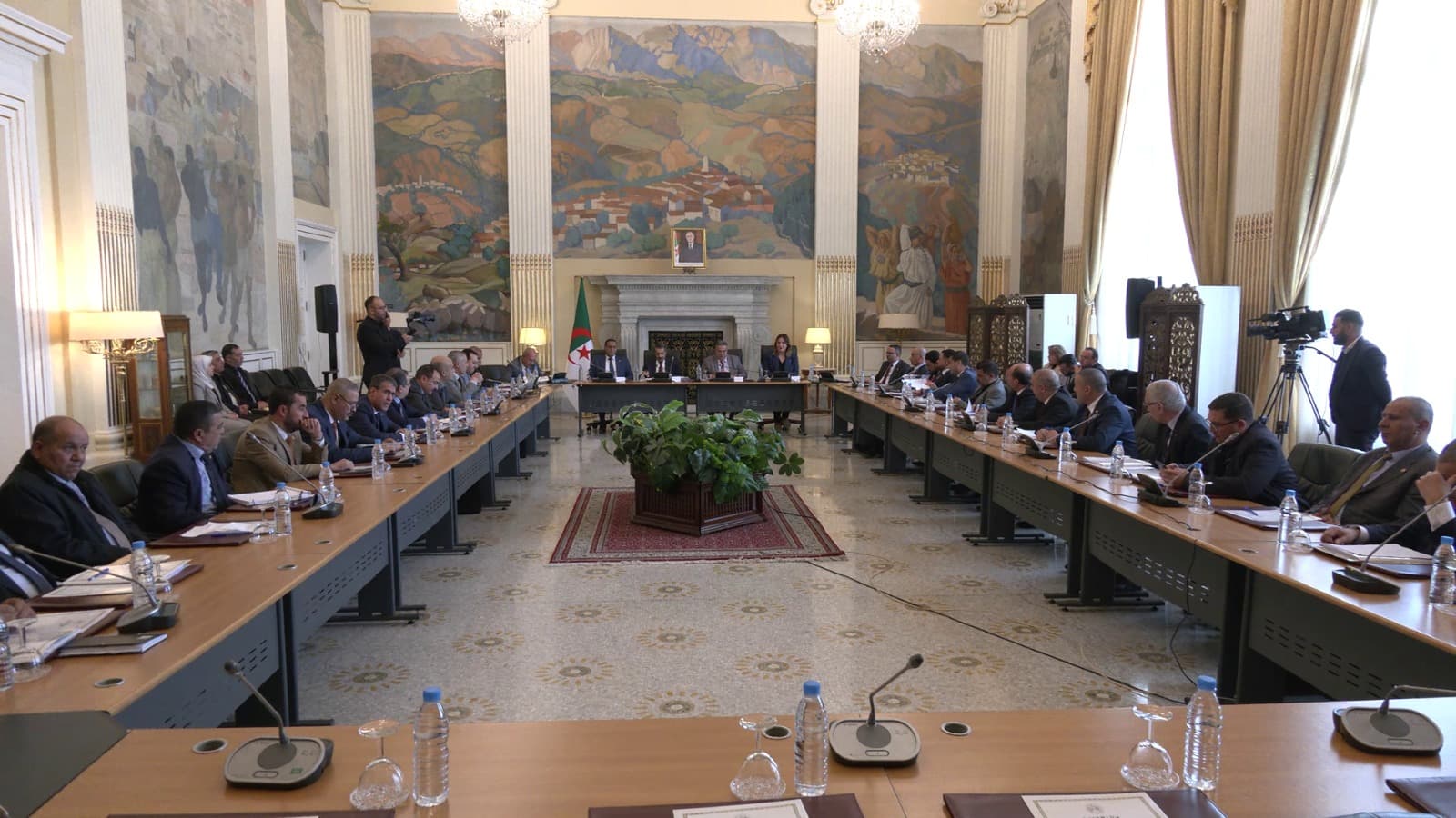 بوالزرد يعرض نص قانون المالية لسنة 2026 أمام أعضاء لجنة الشؤون الاقتصادية والمالية