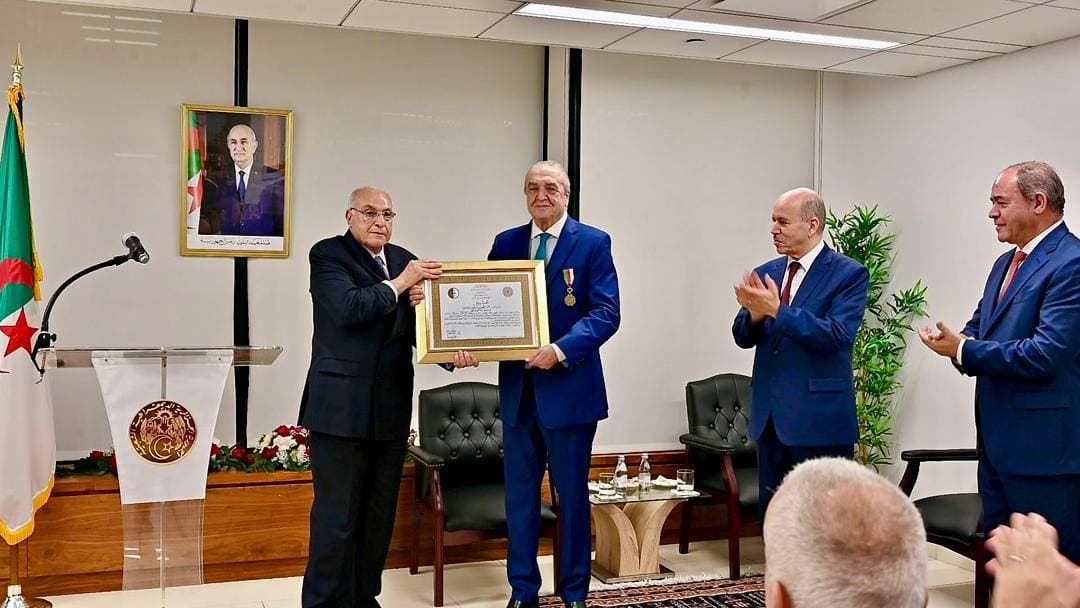 عطاف يشرف على مراسم توشيح بن جامع بوسام بدرجة عشير من مصف الاستحقاق الوطني