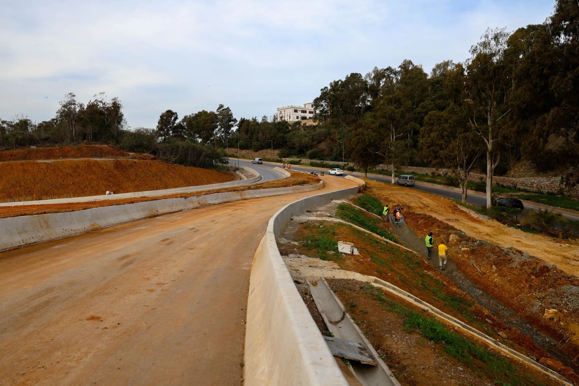 رابحي يتفقد أشغال الشطر الثاني لمشروع الطريق السريع بين مركب "محمد بوضياف" وبلدية خرايسية