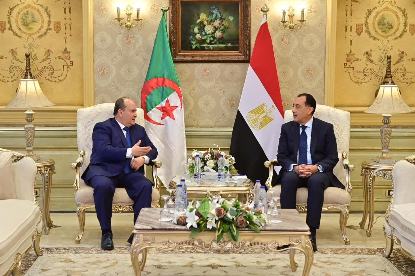 الوزير الأول يحل بمصر في زيارة رسمية