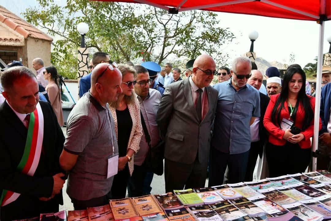 إنطلاق فعاليات صالون الكتاب الأمازيغي لواسيف