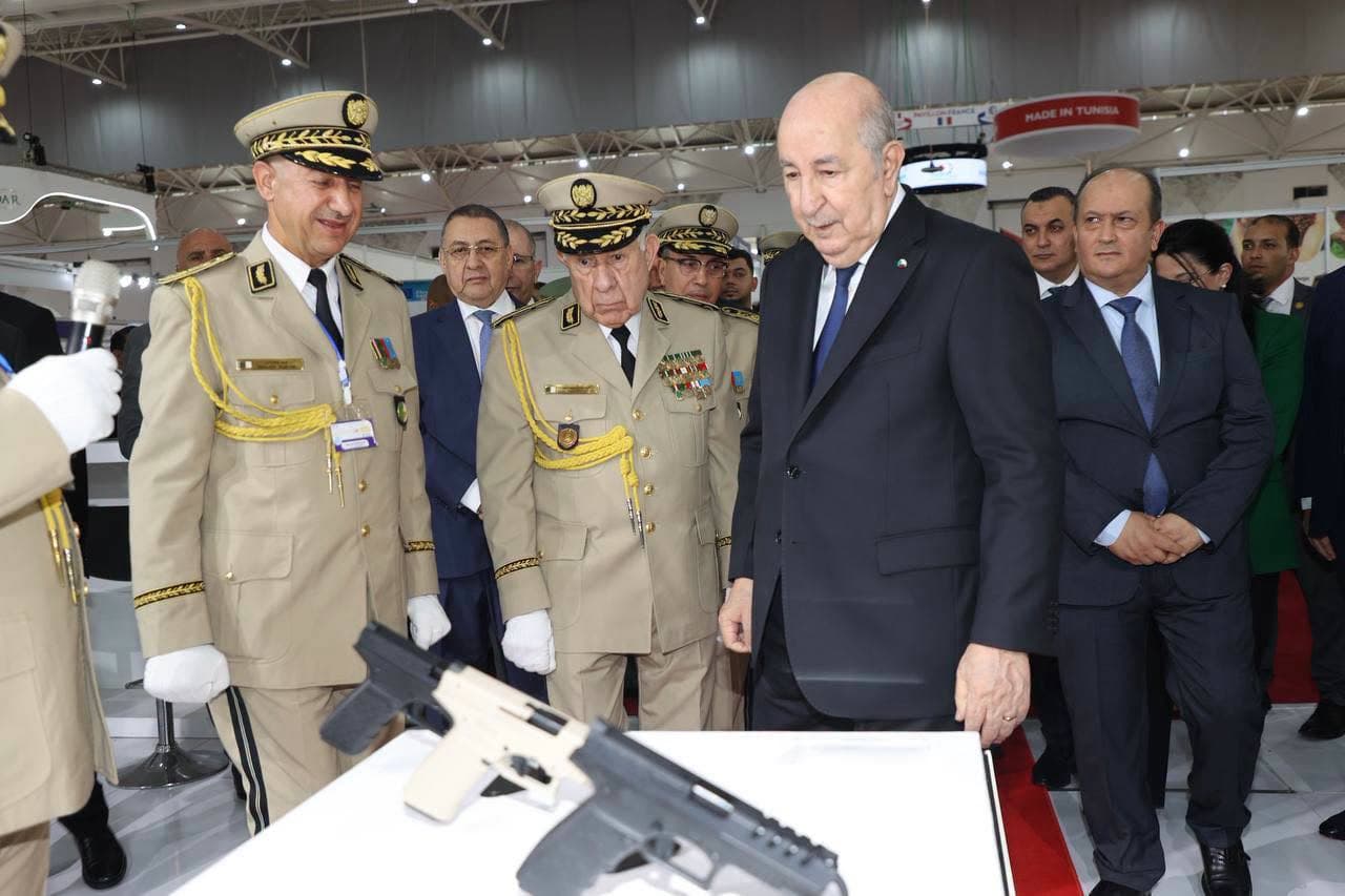 رئيس الجمهورية يشيد بالدور الريادي للجيش الوطني الشعبي في الصناعة الميكانيكية الوطنية