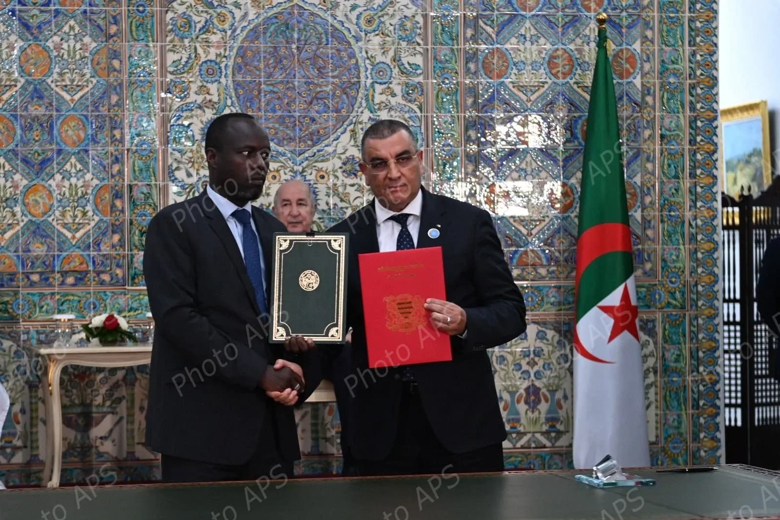 رئيس الجمهورية يشرف رفقة نظيره التشادي على مراسم التوقيع على اتفاقيات ومذكرات تفاهم للتعاون الثنائي