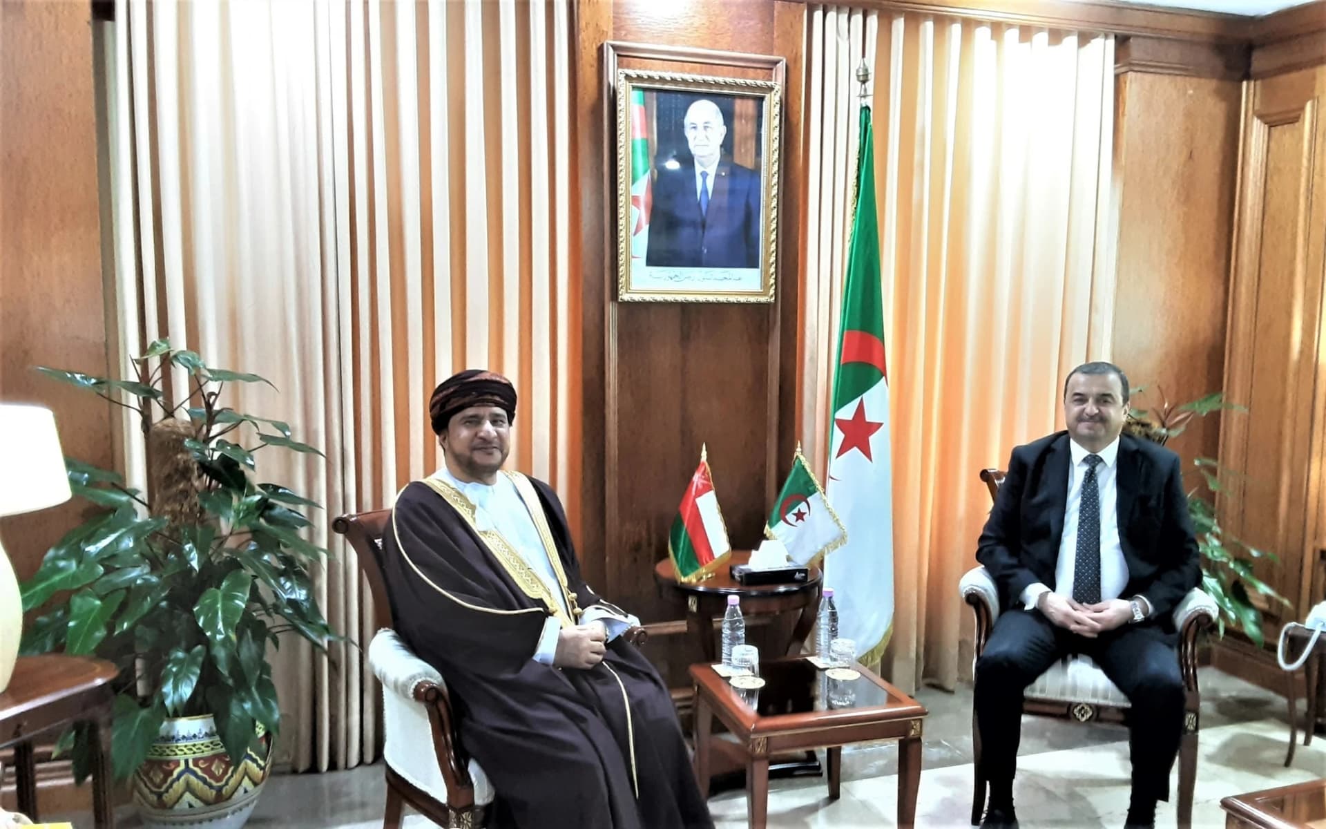 عرقاب يبحث سبل تعزيز التعاون في مجالي المحروقات والمناجم مع السفير العماني