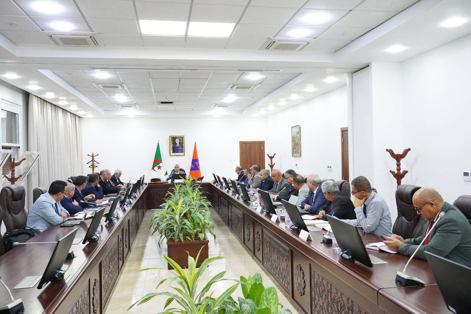 عجال يعقد اجتماعين لتقييم أداء هيئات القطاع وتحسين الخدمة  العمومية