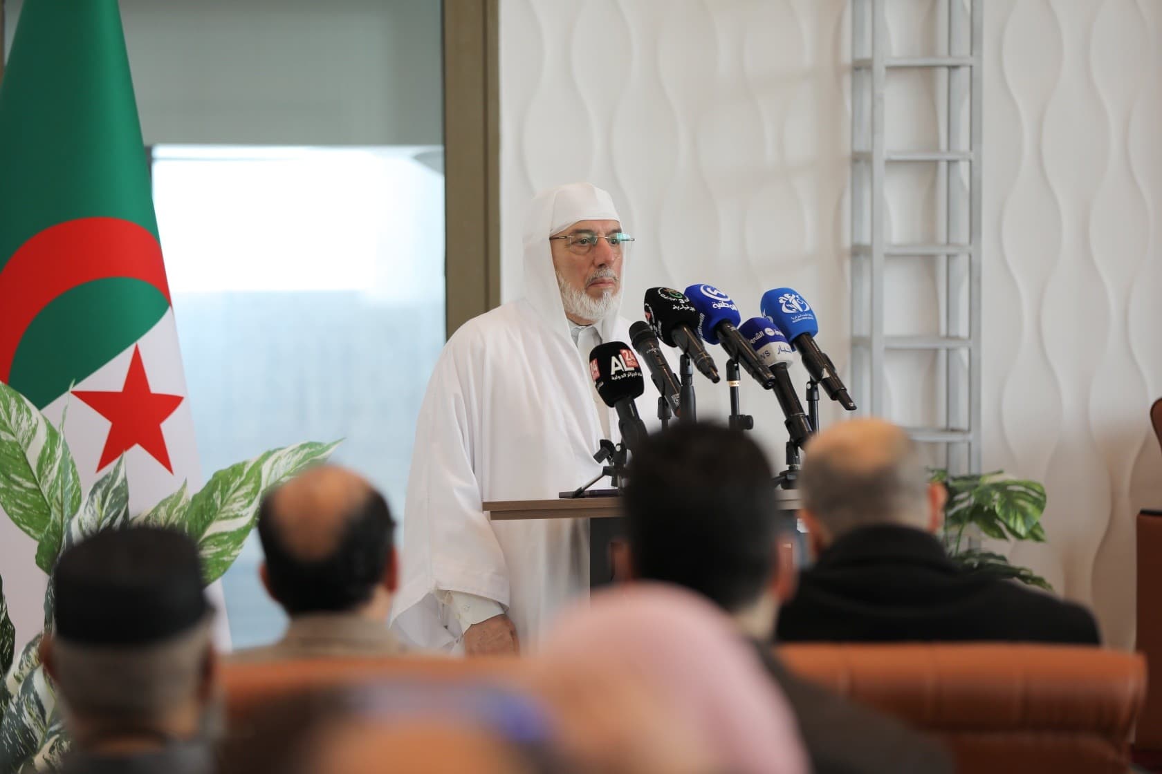 "عميد جامع الجزائر يشرف على الإعلان عن نتائج مسابقة "جائزة محمد بن سعيد شريفي للخط العربي