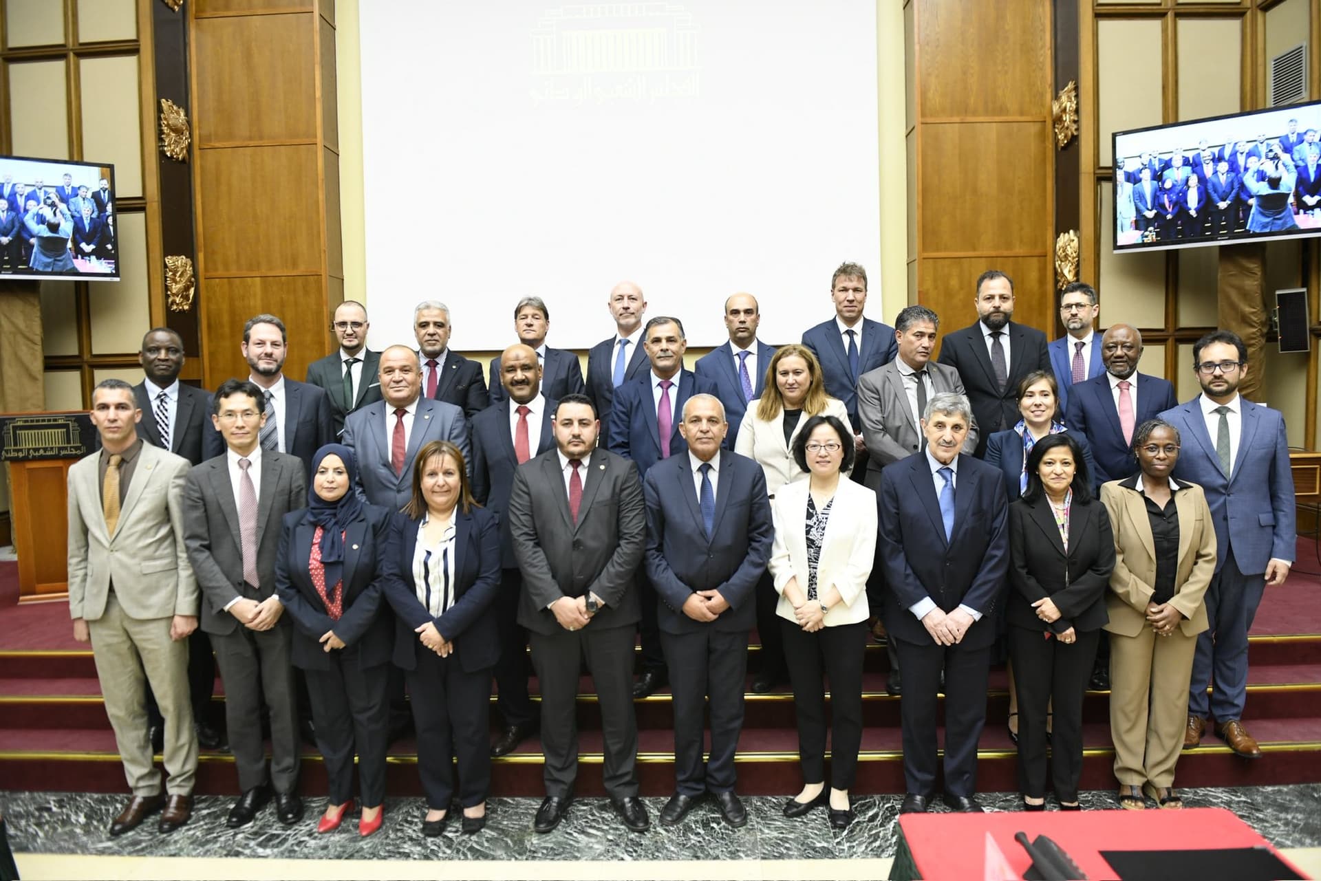 وفد من أعضاء مجلس إدارة البنك العالمي بالمجلس الشعبي الوطني