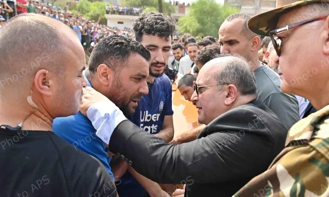 بتكليف من رئيس الجمهورية, الوزير الأول يشارك في تشييع ضحايا الحرائق بجيجل
