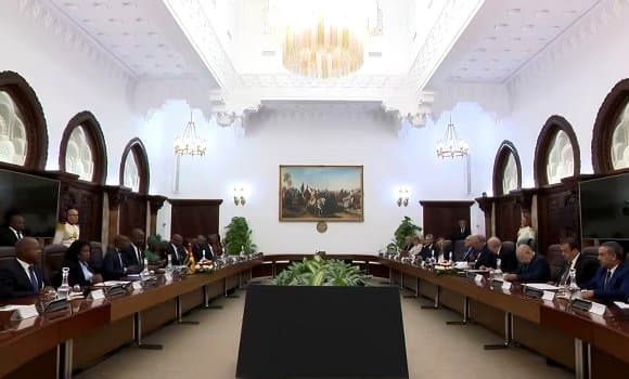 المحادثات بين رئيس الجمهورية ونظيره الموزمبيقي تتوسع إلى وفدي البلدين