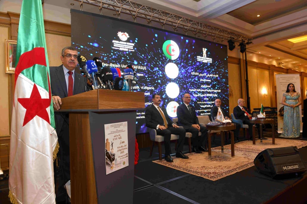  وهران تستلم الجائزة الذهبية كأفضل وجهة سياحية صاعدة في إفريقيا لسنة 2025