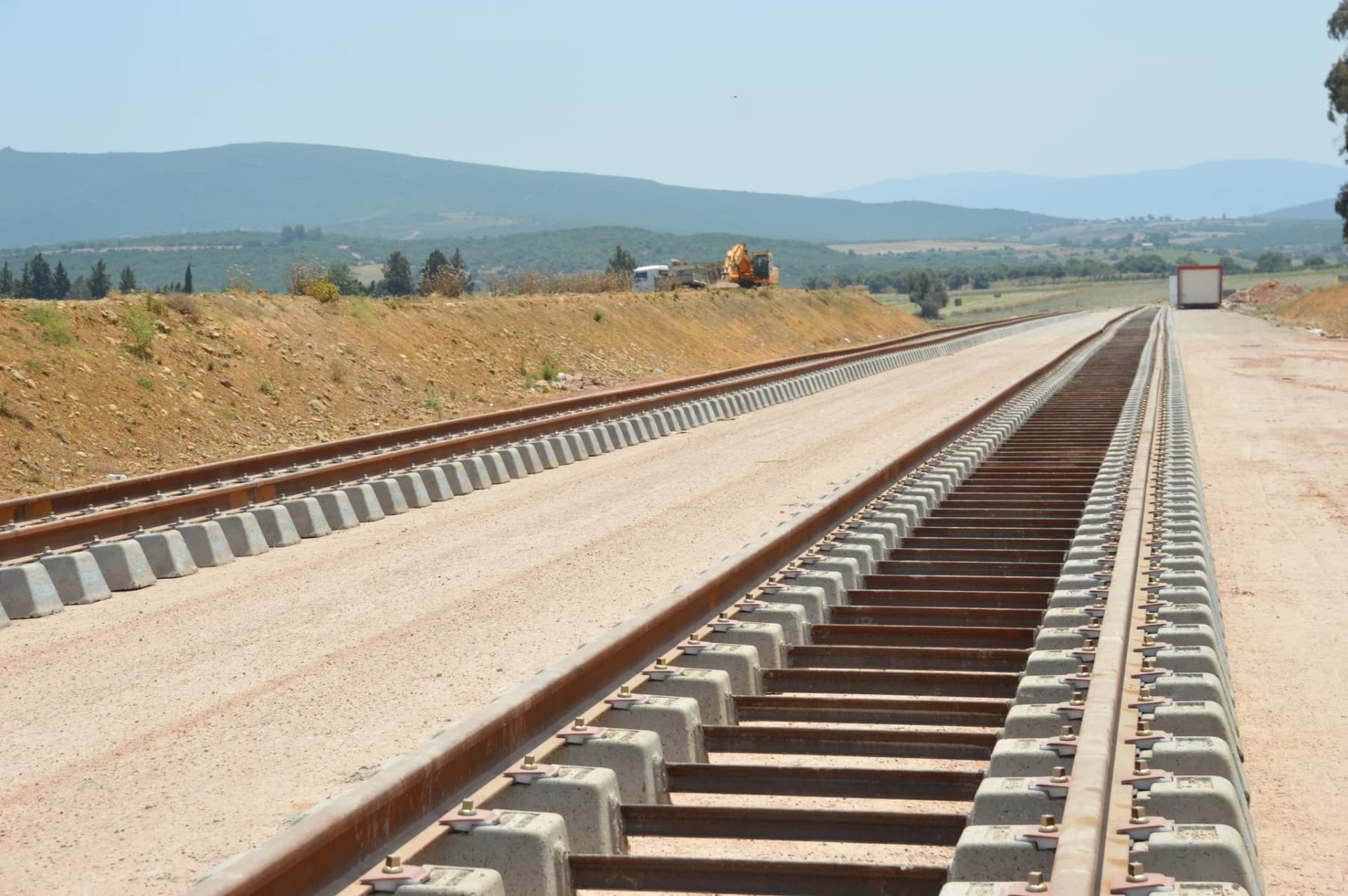 #خرجة_ميدانية...  #مشروع_ازدواجية_تصحيح_وعصرنة_خط_السكة الحديدية المنجمي_للشرق عنابة- بوشقوف- تبسة - جبل العنق- بلاد الحدبة محل متابعة ميدانية من طرف السيدة الوالي...🚧