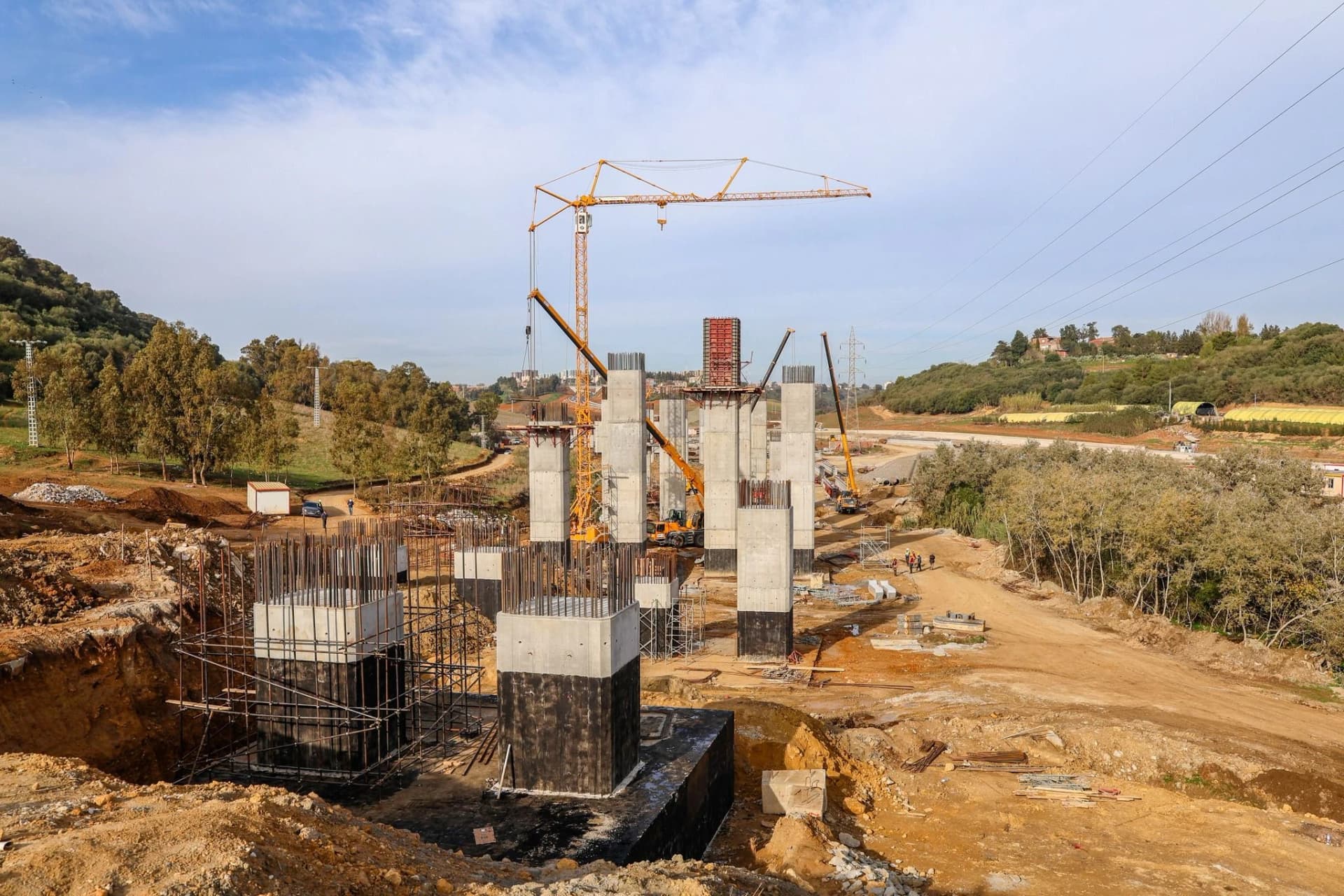 رابحي يتفقد أشغال الشطر الثاني لمشروع الطريق السريع بين مركب "محمد بوضياف" وبلدية خرايسية