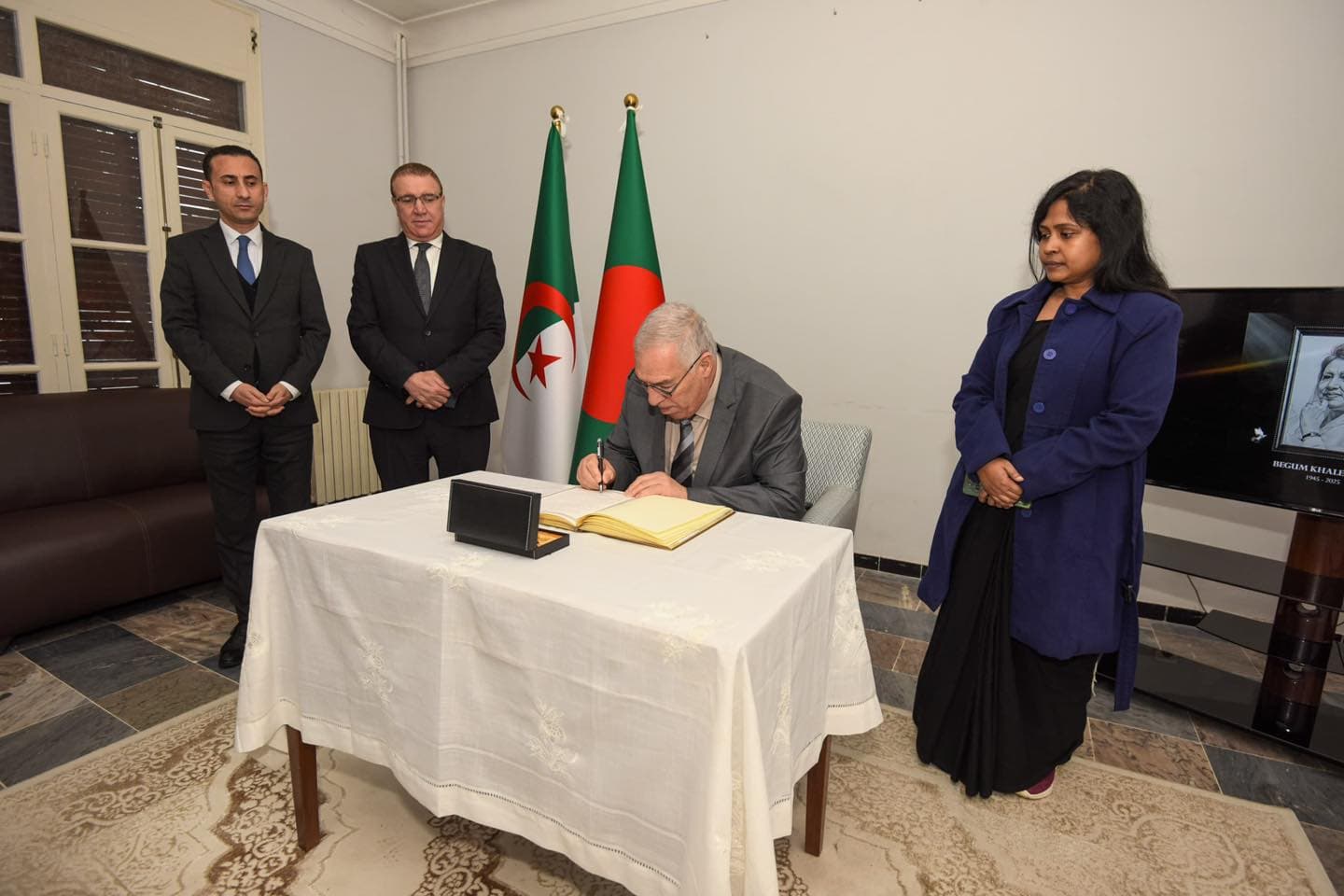 وفاة رئيسة الوزراء السابقة لبنغلاديش: السيد تاشريفت يوقع على سجل التعازي