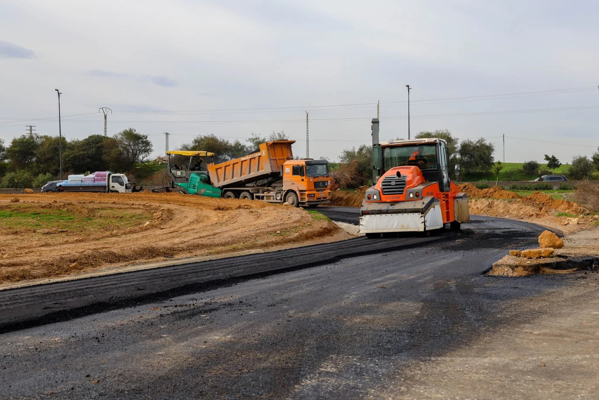 رابحي يتفقد أشغال الشطر الثاني لمشروع الطريق السريع بين مركب "محمد بوضياف" وبلدية خرايسية