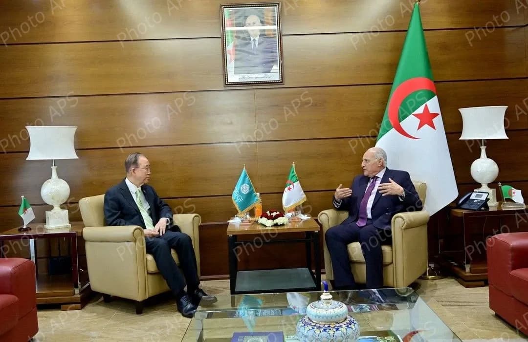 عطاف يستقبل الأمين العام السابق لمنظمة الأمم المتحدة بان كي مون
