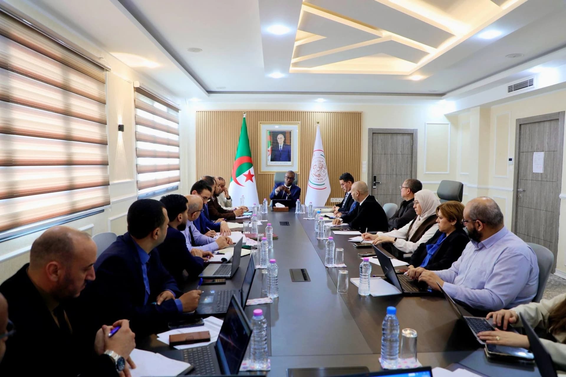 السيد حيداوي يترأس اجتماعا دوريا مع إطارات الإدارة المركزية لوزارة الشباب