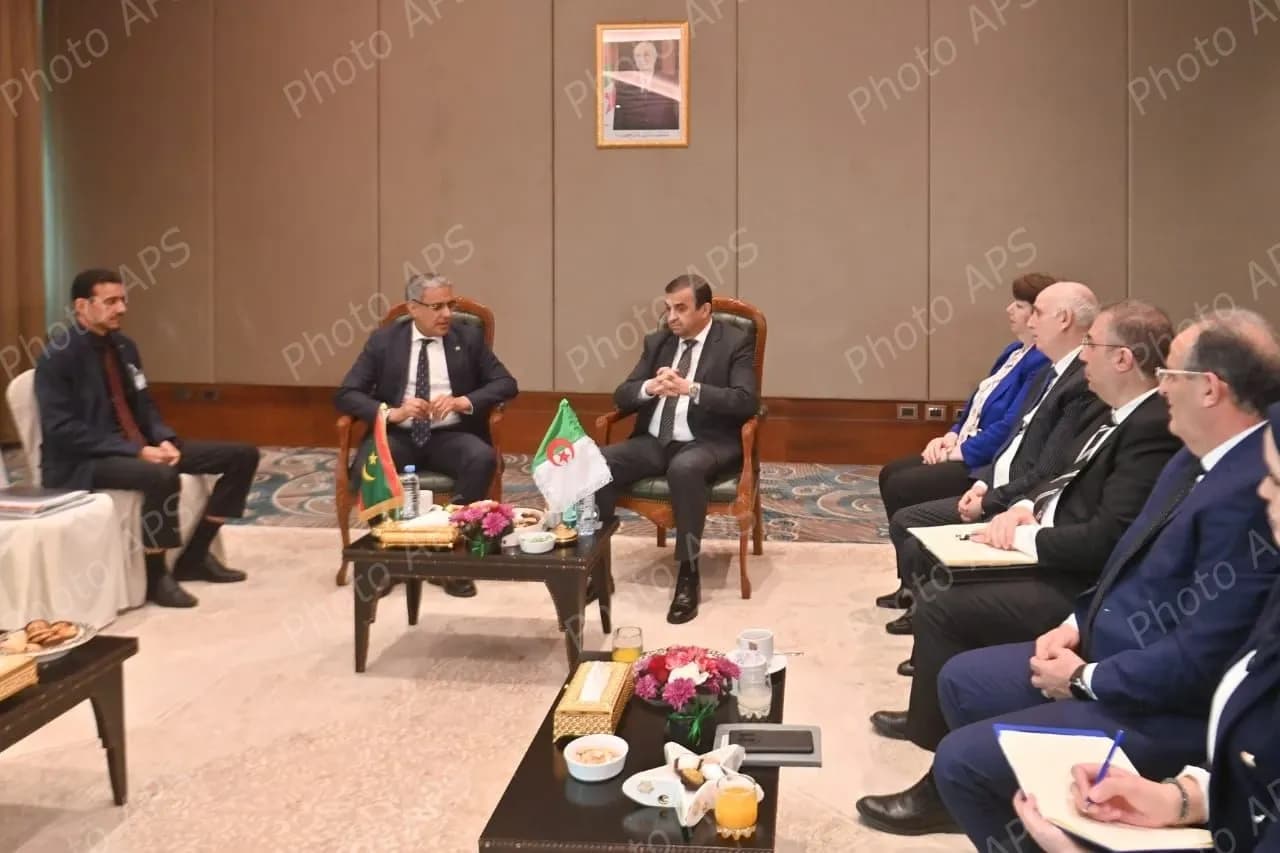 محروقات: السيد عرقاب يتحادث مع وزير النفط والطاقة الموريتاني حول تعزيز التعاون الثنائي