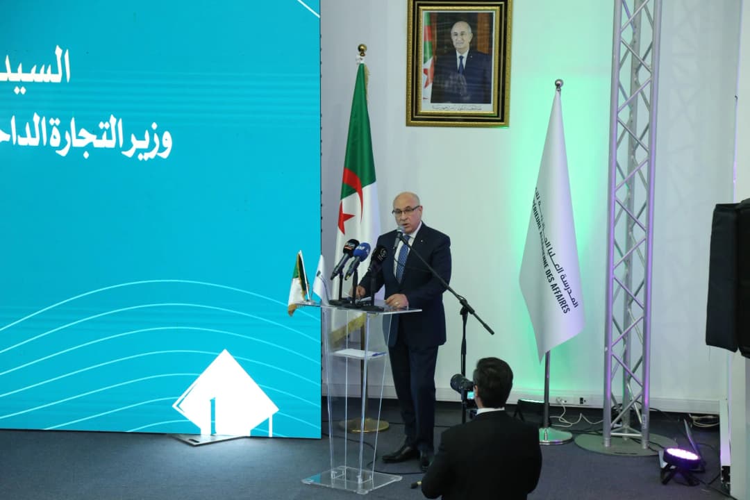 أشرف وزير التجارة الداخلية وضبط السوق الوطنية، السيد الطيب زيتوني، يوم الخميس 19 جوان 2025، على مراسم تخرّج دفعة جديدة من طلبة الليسانس في علوم التسيير بالمدرسة الجزائرية العليا للأعمال، رفقة مدير المدرسة، السيد نورالدين مناني ورئيس مجلس التجديد الاقتصادي الجزائري، السيد كمال مولى بحضور المدير العام للغرفة الجزائرية للتجارة والصناعة ووالأمين العام للاتحاد العام للتجار والحرفيين الجزائريين، السيد عصام بدريسي، بالإضافة إلى اطارات الوزارة 