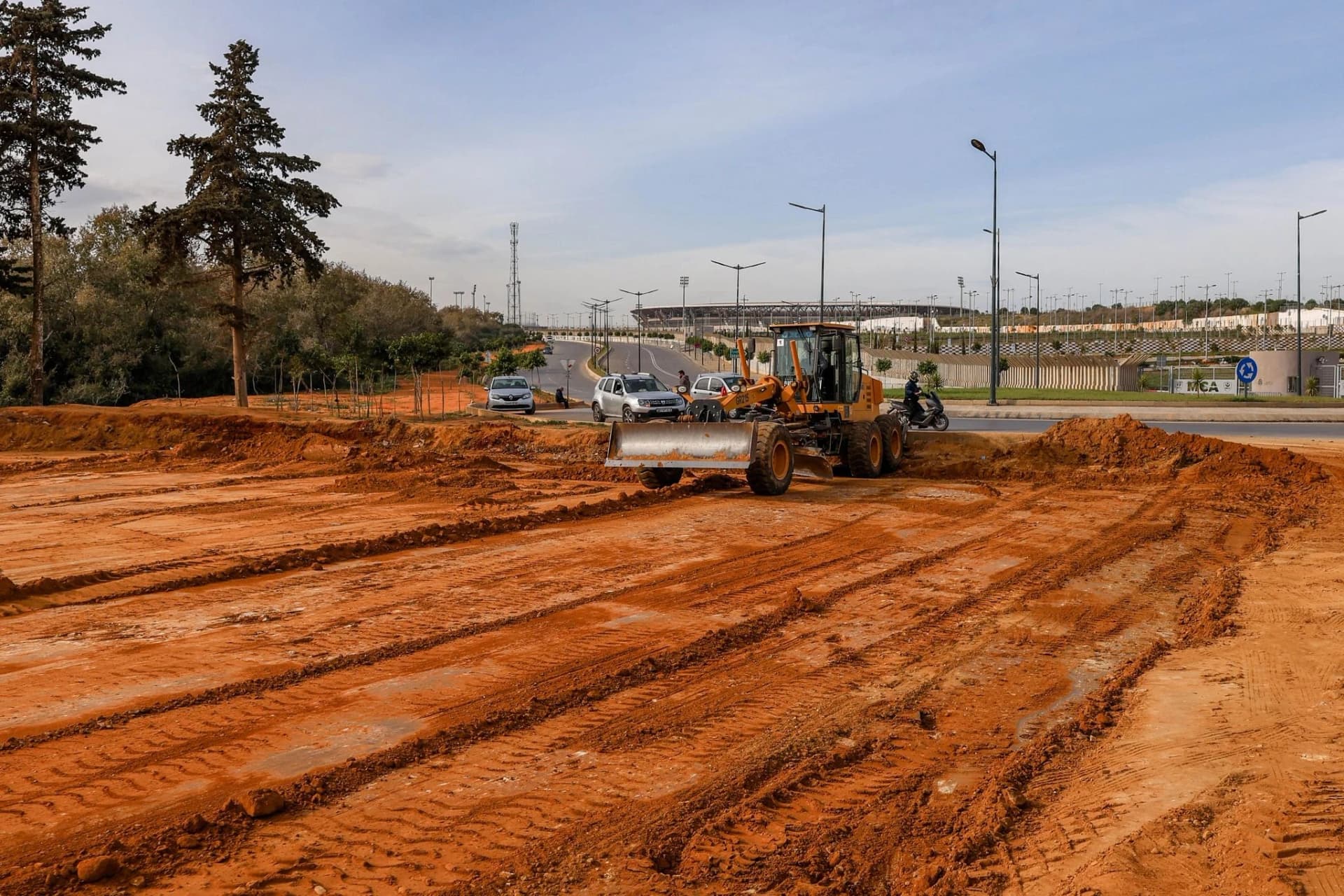 رابحي يتفقد أشغال الشطر الثاني لمشروع الطريق السريع بين مركب "محمد بوضياف" وبلدية خرايسية