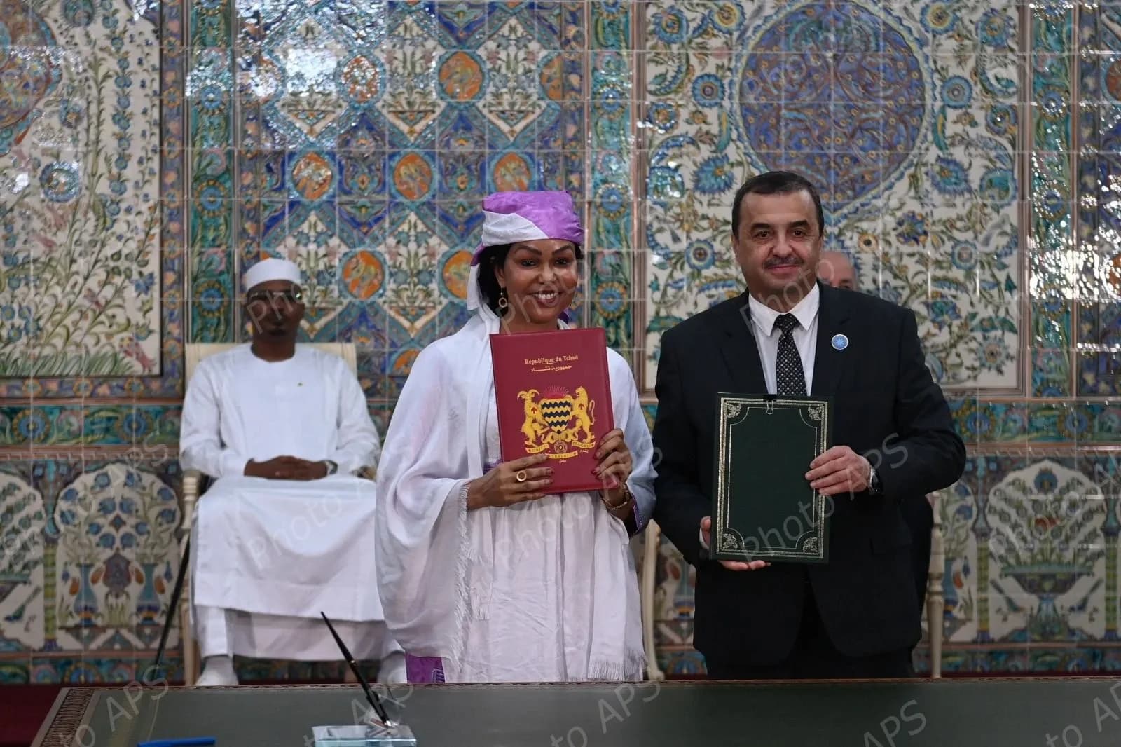 رئيس الجمهورية يشرف رفقة نظيره التشادي على مراسم التوقيع على اتفاقيات ومذكرات تفاهم للتعاون الثنائي