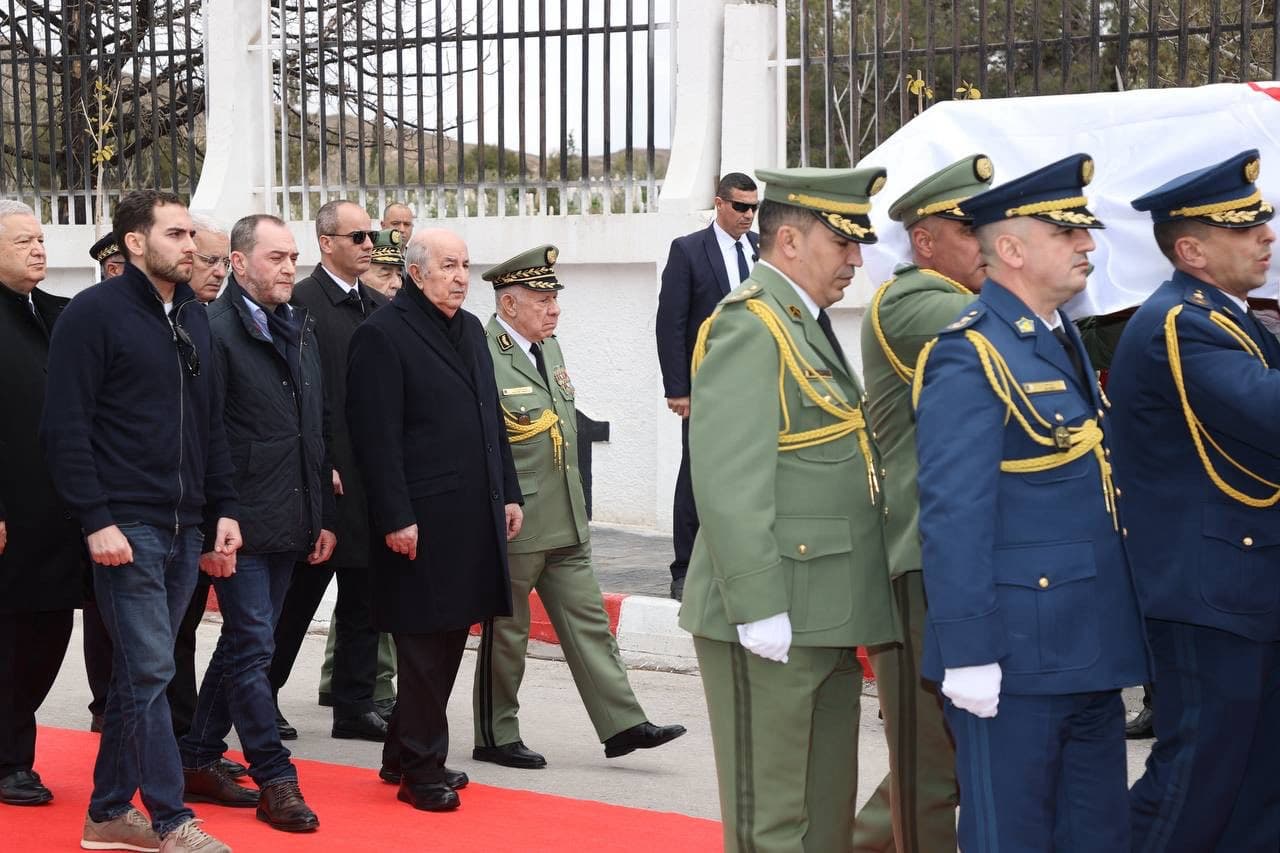 في موكب رسمي مهيب، تشييع جنازة الرئيس الأسبق اليامين زروال إلى مثواه الأخير