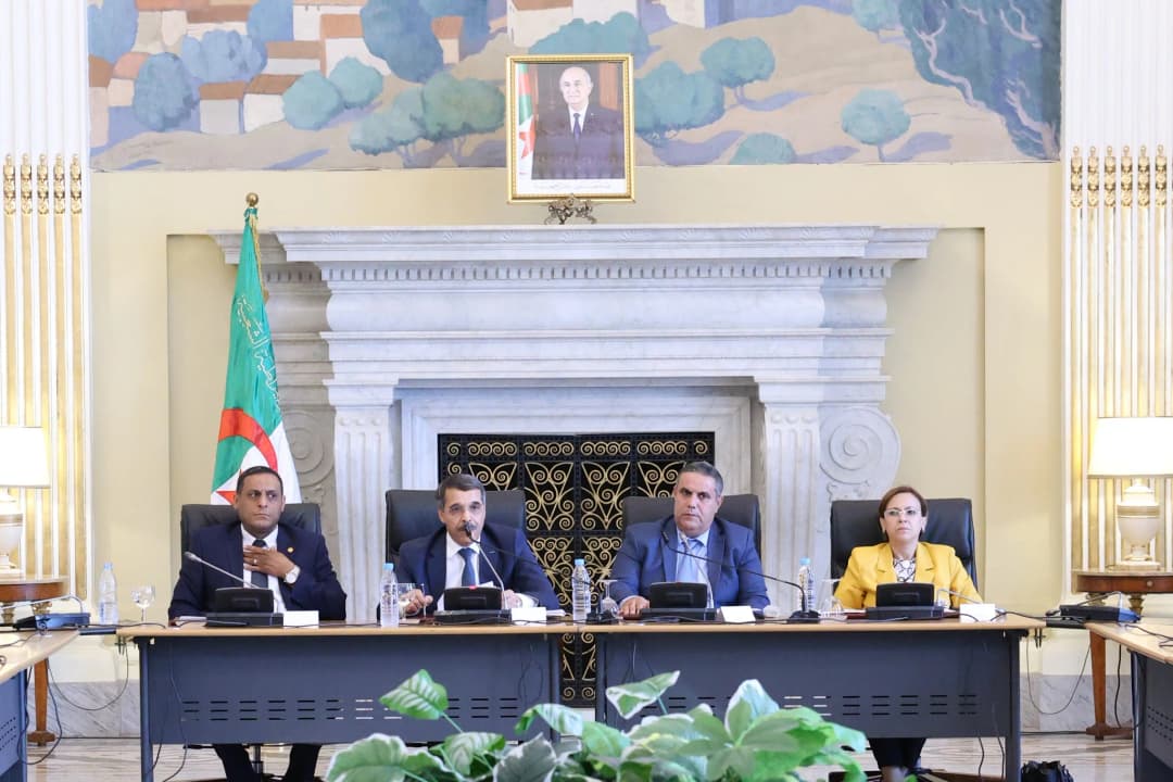 لجنة الشؤون الاقتصادية والمالية لمجلس الأمة برئاسة السيد نورالدين تاج 
تستمع إلى ممثل الحكومة، السيد عبد الكريم بوالزرد، وزير المالية
 في إطار دراستها لنص القانون المتضمّن قانون تسوية الميزانية للسنة المالية 