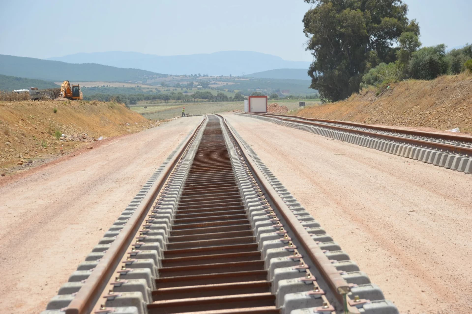 #خرجة_ميدانية...  #مشروع_ازدواجية_تصحيح_وعصرنة_خط_السكة الحديدية المنجمي_للشرق عنابة- بوشقوف- تبسة - جبل العنق- بلاد الحدبة محل متابعة ميدانية من طرف السيدة الوالي...🚧