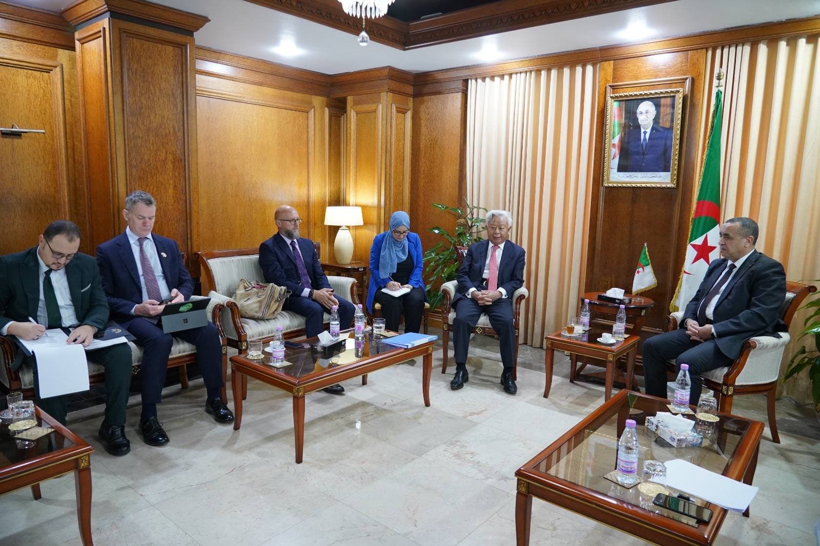 السيد عجال يبحث تعزيز التعاون مع وفد من البنك الآسيوي للاستثمار في البنية التحتية