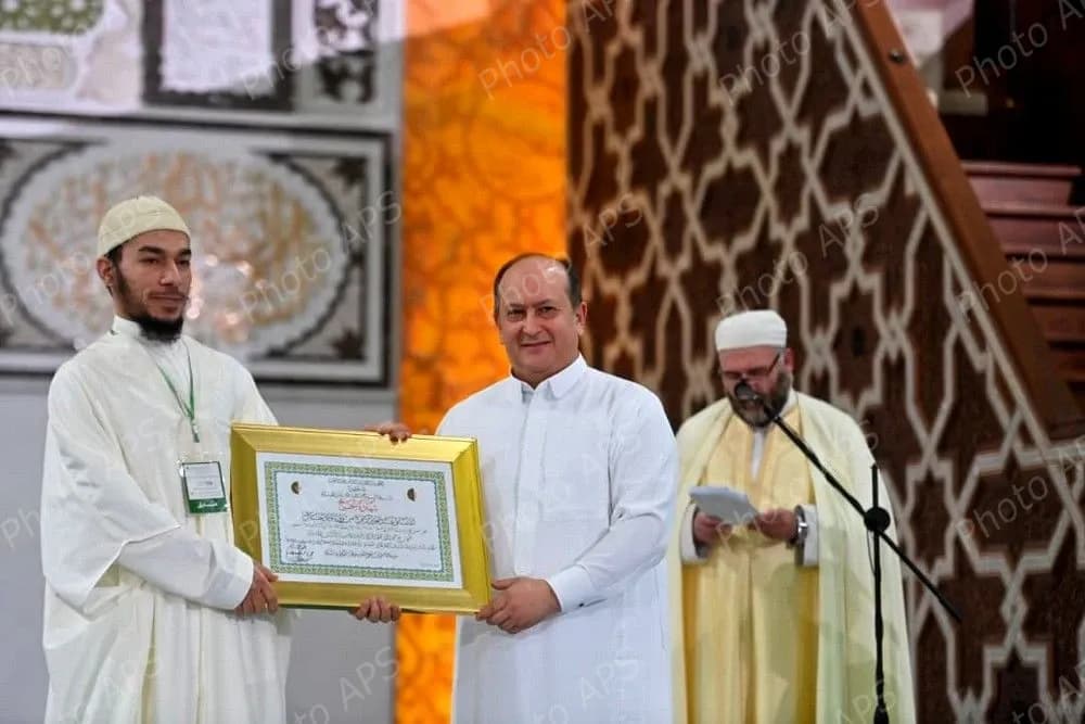 الوزير الأول يشرف على تكريم الفائزين بمسابقة حفظ القرآن الكريم وإحياء التراث الإسلامي بمناسبة إحياء ليلة القدر المباركة