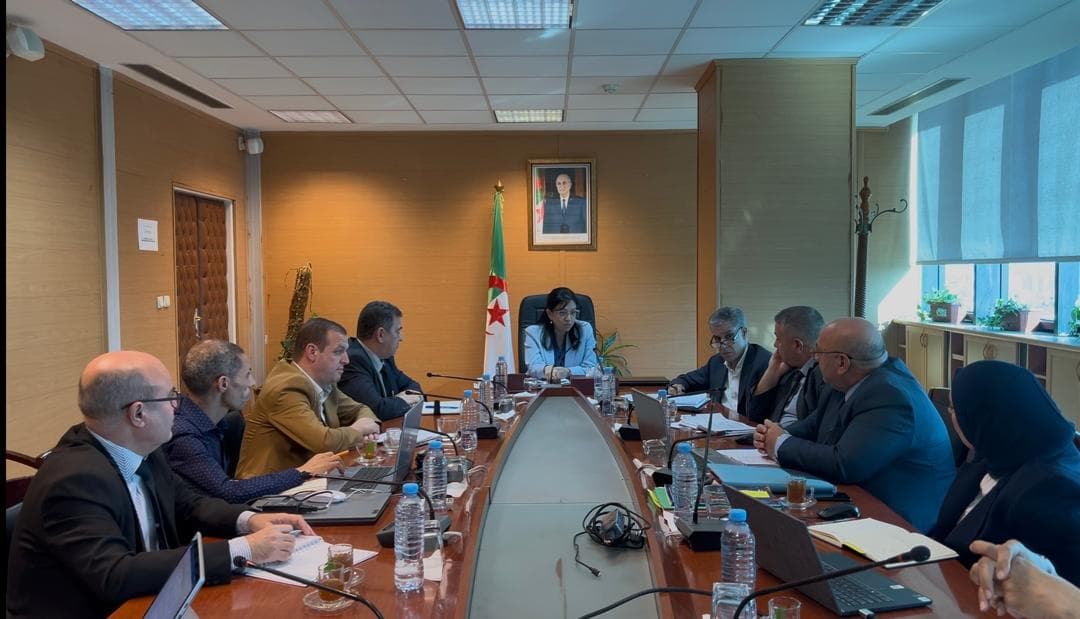 ترأست وزيرة التجارة الداخلية وضبط السوق الوطنية, آمال عبد اللطيف, اليوم السبت, اجتماعا تنسيقيا خصص لدراسة ملف التجارة الإلكترونية.