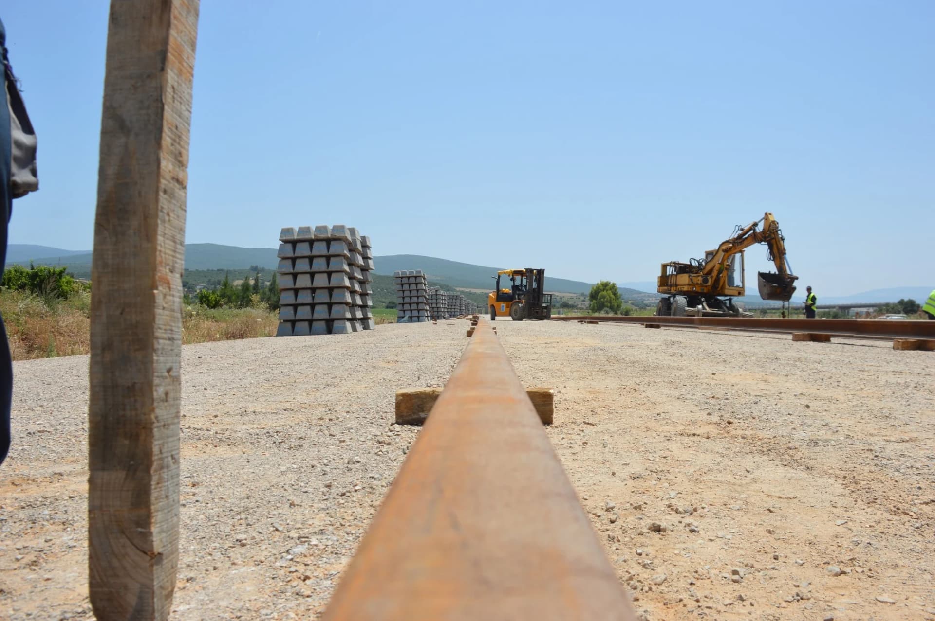 #خرجة_ميدانية...  #مشروع_ازدواجية_تصحيح_وعصرنة_خط_السكة الحديدية المنجمي_للشرق عنابة- بوشقوف- تبسة - جبل العنق- بلاد الحدبة محل متابعة ميدانية من طرف السيدة الوالي...🚧