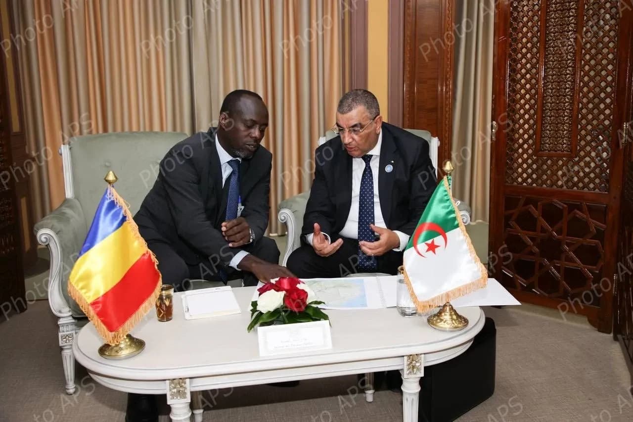 محادثات ثنائية بين أعضاء الوفدين الجزائري والتشادي 