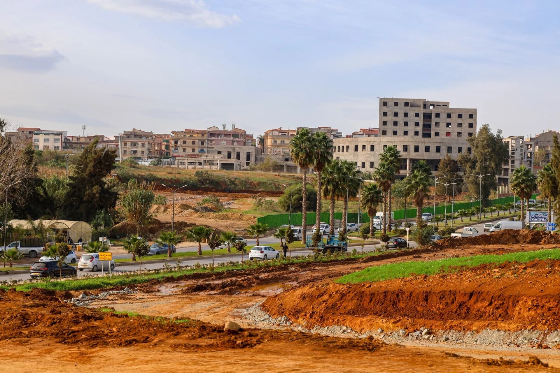 رابحي يتفقد أشغال الشطر الثاني لمشروع الطريق السريع بين مركب "محمد بوضياف" وبلدية خرايسية