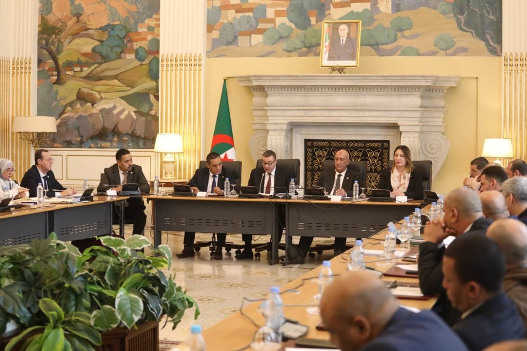 لجنة التجهيز والتنمية المحلية تشرع في الاستماع لعرض وزير الداخلية حول نص قانون المرور