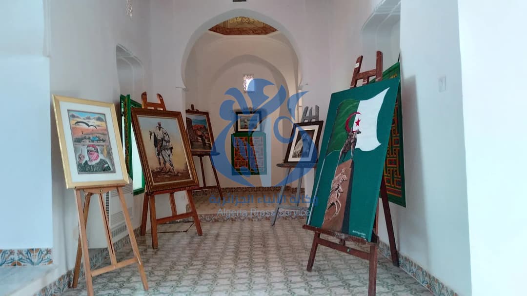 ضم هذا المعرض, الذي يحتضنه "قصر حسين داي" ببلدية حسين داي منذ 9 يونيو الجاري, أزيد من 20 عملا فنيا بمختلف الأحجام والتقنيات, يستلهم فيه الفنان من التراث الثقافي الجزائري الثري والمتنوع, على غرار بورتريهات لرموز المقاومة الشعبية ومناظر طبيعية ساحرة ومعالم تاريخية وتراثية, في حين تبرز لوحات أخرى نضال الشعب الفلسطيني وصموده.