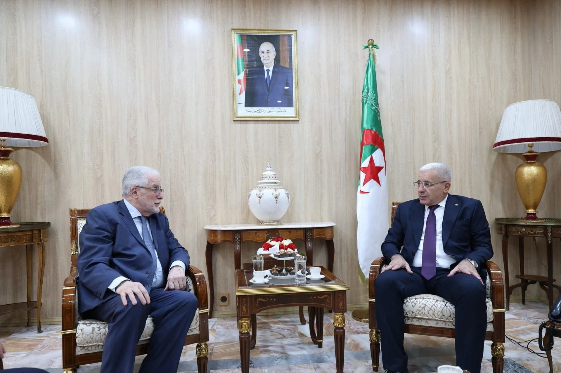  السيد بوغالي يستقبل عميد مسجد باريس 
