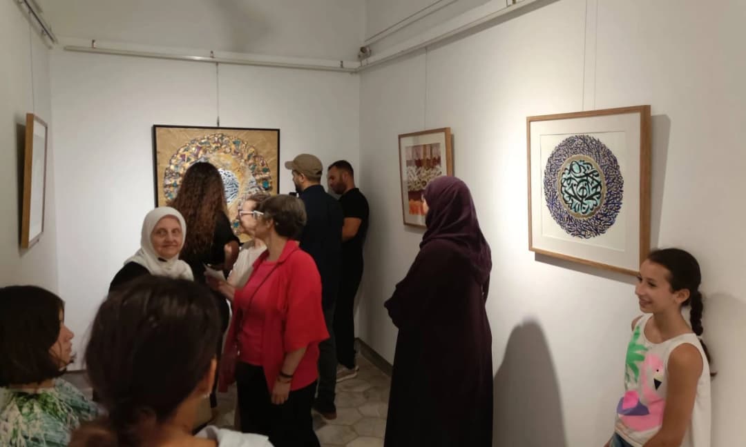 الفنان عثمان علالو يحتفي بجماليات الخط العربي بمعرضه "ترانيم حروفية" بالجزائر العاصمة