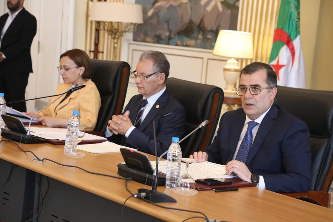 لجنة الصحة والشؤون الاجتماعية والعمل والتضامن الوطني برئاسة السيد حبيب دواقي تستمع لممثل الحكومة، وزير العمل والتشغيل والضمان الاجتماعي في إطار دراستها لنص قانون يعدل ويتمم القانون رقم 83-12 المؤرخ في 21 رمضان عام 1403 الموافق 2 يوليو سنة 1983 والمتعلق بالتقاعد