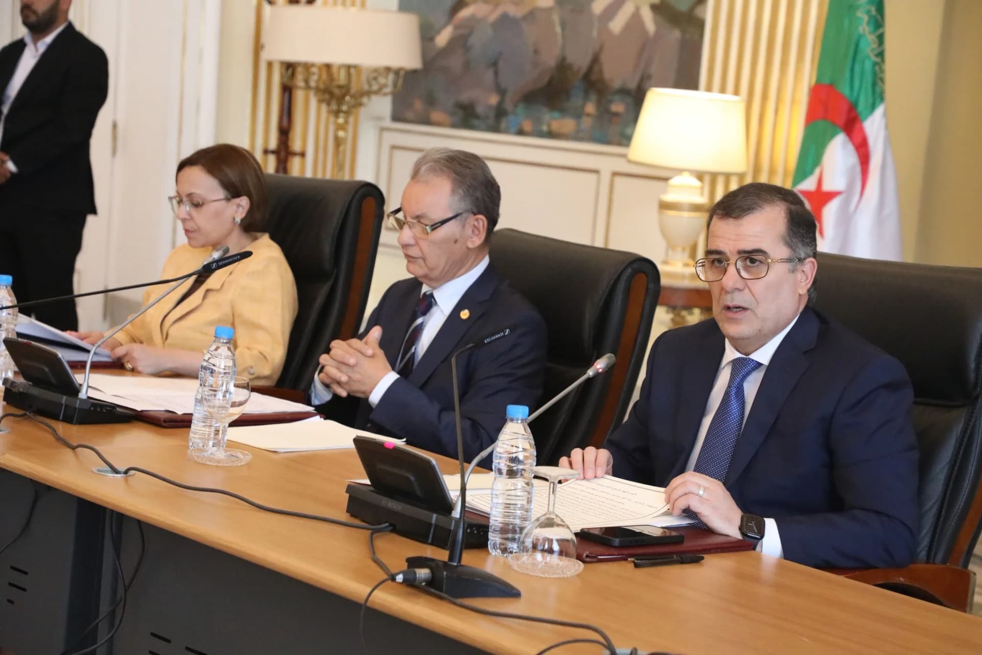 لجنة الصحة والشؤون الاجتماعية والعمل والتضامن الوطني برئاسة السيد حبيب دواقي تستمع لممثل الحكومة، وزير العمل والتشغيل والضمان الاجتماعي في إطار دراستها لنص قانون يعدل ويتمم القانون رقم 83-12 المؤرخ في 21 رمضان عام 1403 الموافق 2 يوليو سنة 1983 والمتعلق بالتقاعد