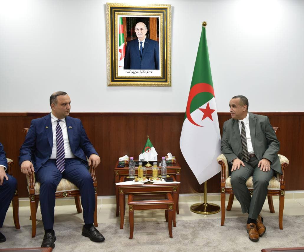 الجزائر و أذربيجان تبحثان تعزيز الشراكة في الطاقة والطاقات المتجددة