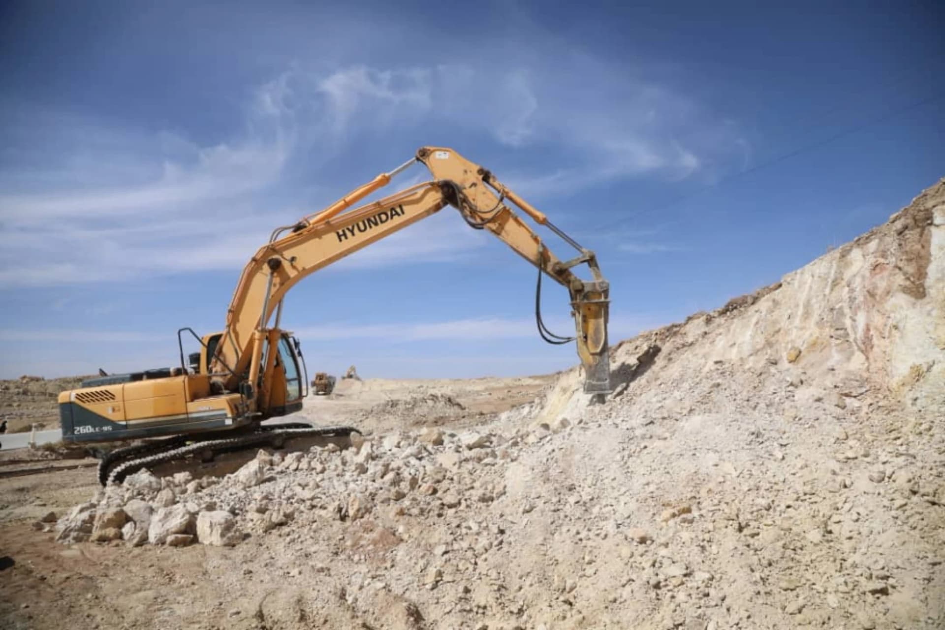 السيد جلاوي يشدد على ضرورة إستلام مقاطع وظيفية من مشروع إزدواجية طريق (الجلفة - الأغواط)