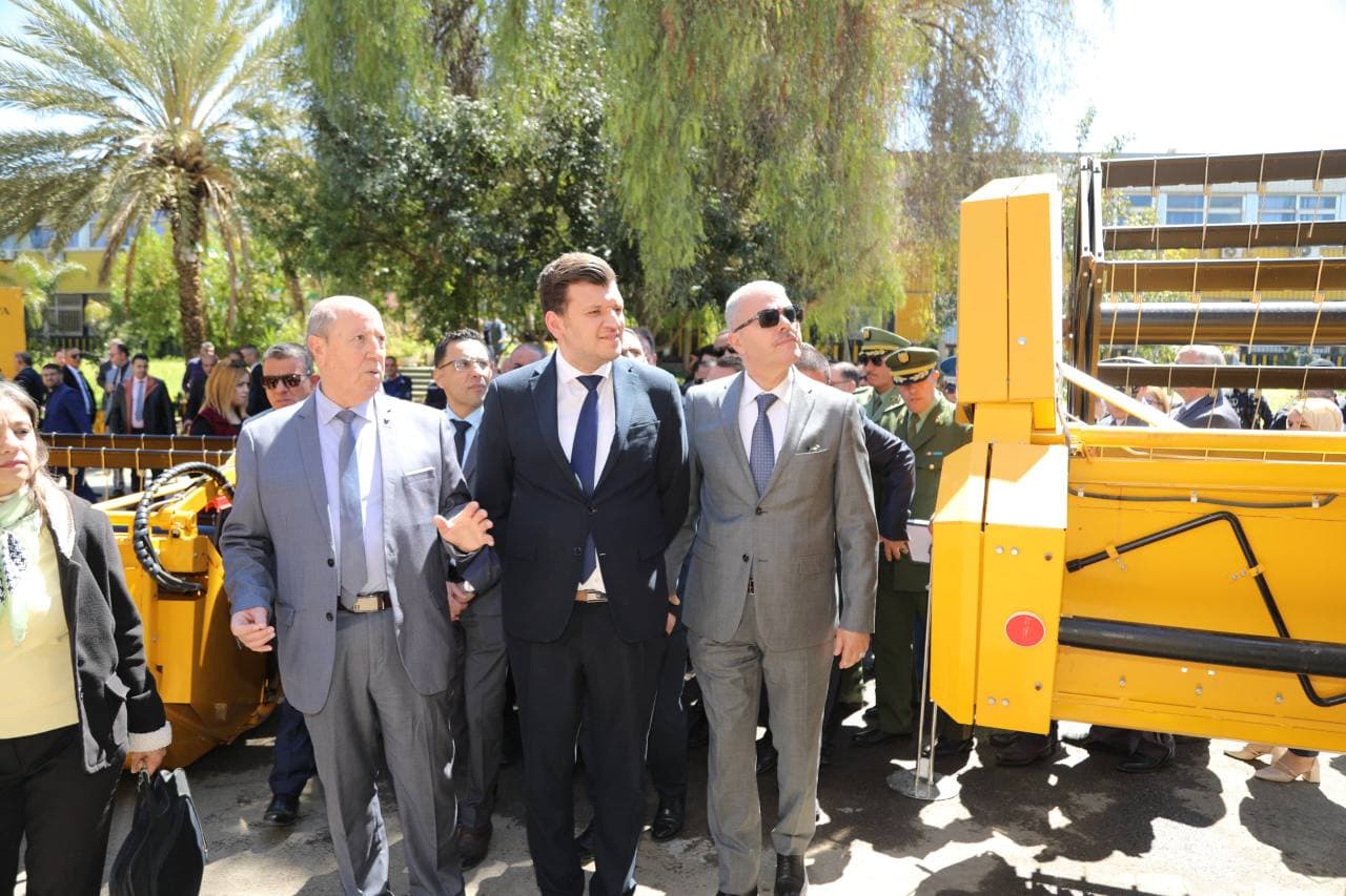  وزير الفلاحة يشرف على مراسم توقيع اتفاقية شراكة لاقتناء عتاد 