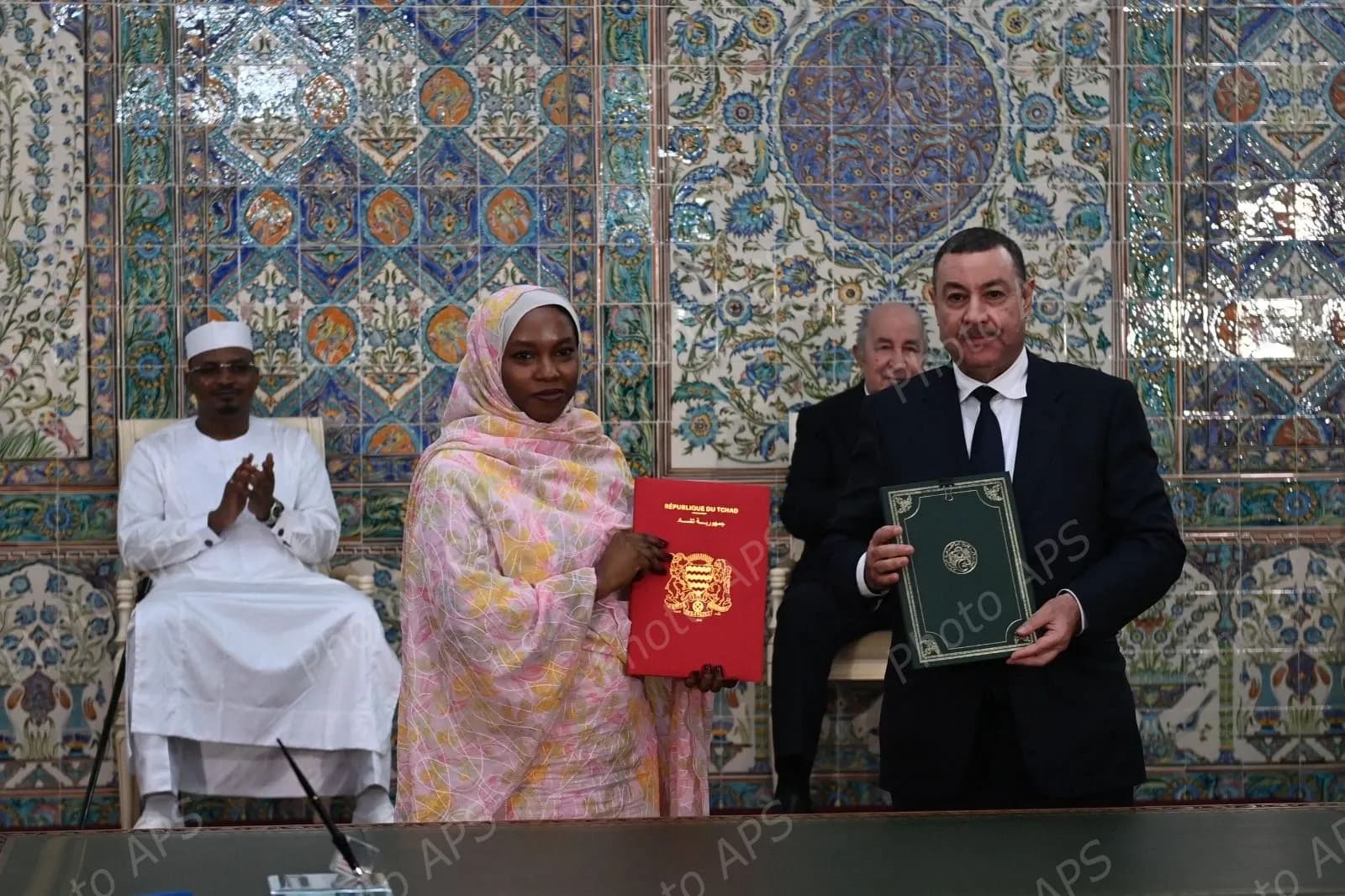 رئيس الجمهورية يشرف رفقة نظيره التشادي على مراسم التوقيع على اتفاقيات ومذكرات تفاهم للتعاون الثنائي