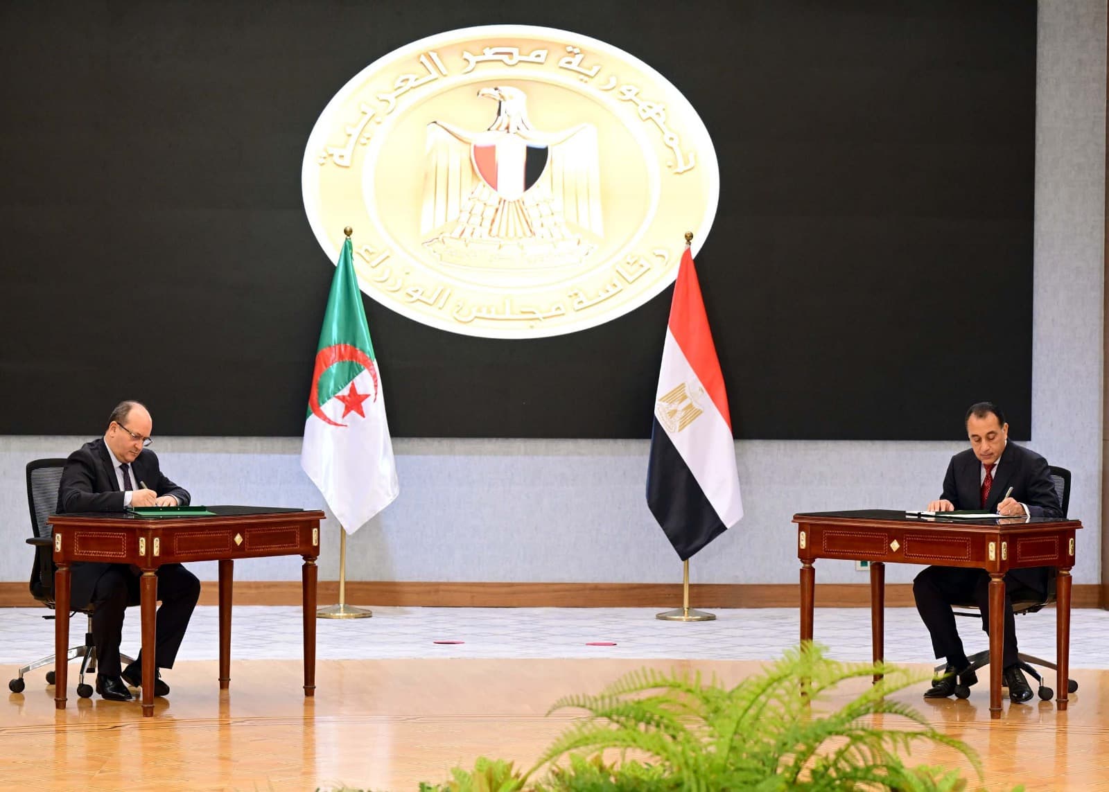 الدورة التاسعة للجنة العليا الجزائرية-المصرية تتوج بالتوقيع على عدد من الاتفاقات ومذكرات التفاهم وبرامج التعاون  