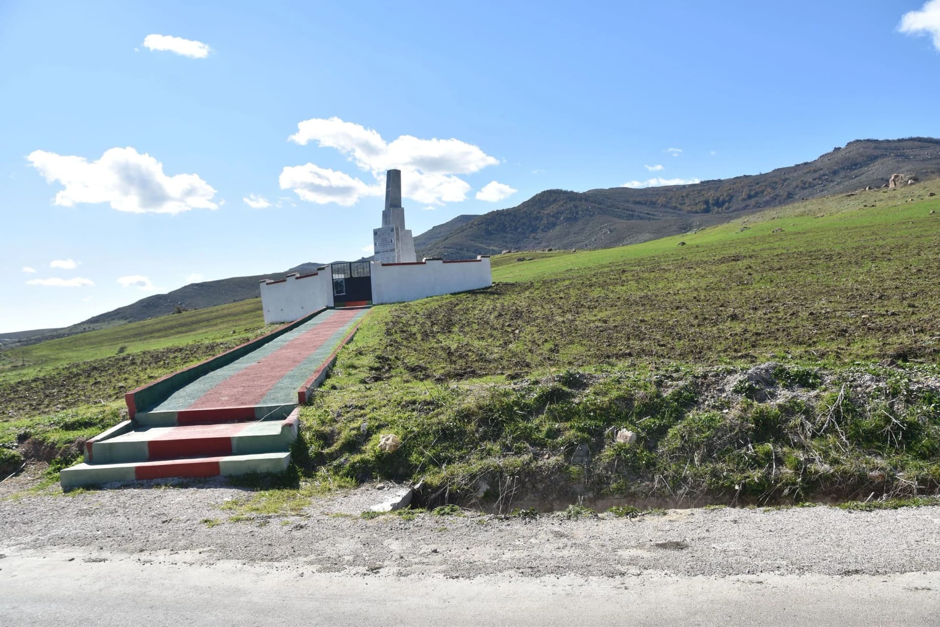 حدثت المعركة بتاريخ 1958.01.24 بالمكان المسمى أم النسور بقمة جبل ماونة، على الساعة 8 صباحا، بين جنود جيش التحرير الوطني والجيش الاستعمار الفرنسي. أسفرت المعركة عن خسائر جسيمة في جانب العدو، فقد قتل حوالي 500 عسكري فرنسي على يد الثوار، بالإضافة إلى خسائر مادية كبيرة. في المقابل نال شرف الشهادة حوالي 74 شهيدا من صفوف جيش التحرير الوطني