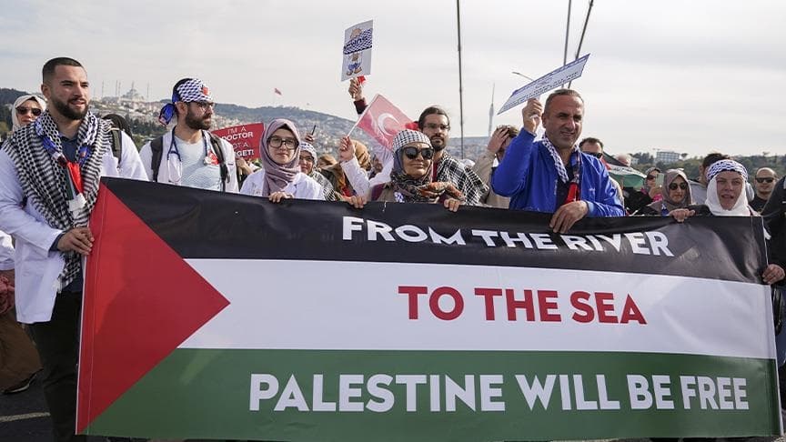 "ماراطون إسطنبول" يتضامن مع الشعب الفلسطيني ضد سياسات الاحتلال الصهيوني