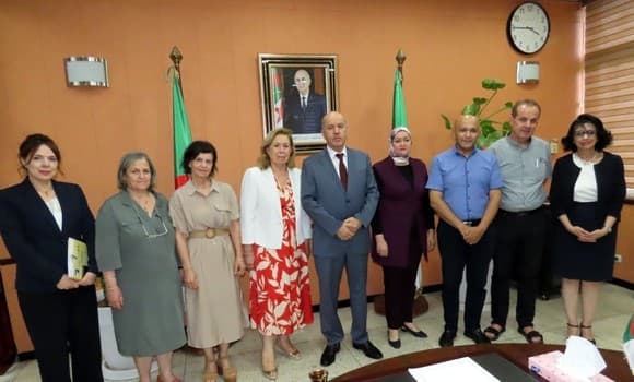 أشرف وزير الصحة, عبد الحق سايحي, يوم الثلاثاء بالجزائر العاصمة, على تنصيب اللجنة الوطنية لأخلاقيات الصحة, المكلفة بتقييم بروتوكولات البحث في المجال الصحي وضمان احترام المبادئ الأخلاقية.