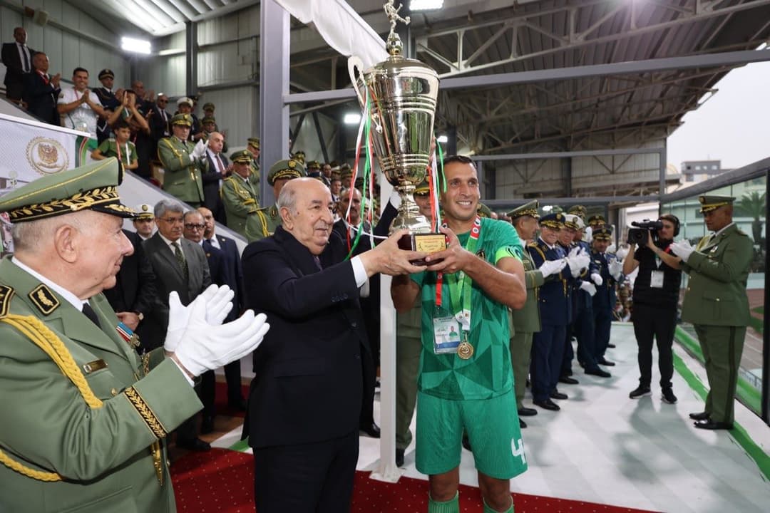 نهائي كأس الجزائر العسكرية: رئيس الجمهورية يسلم الكأس لفريق قيادة الحرس الجمهوري