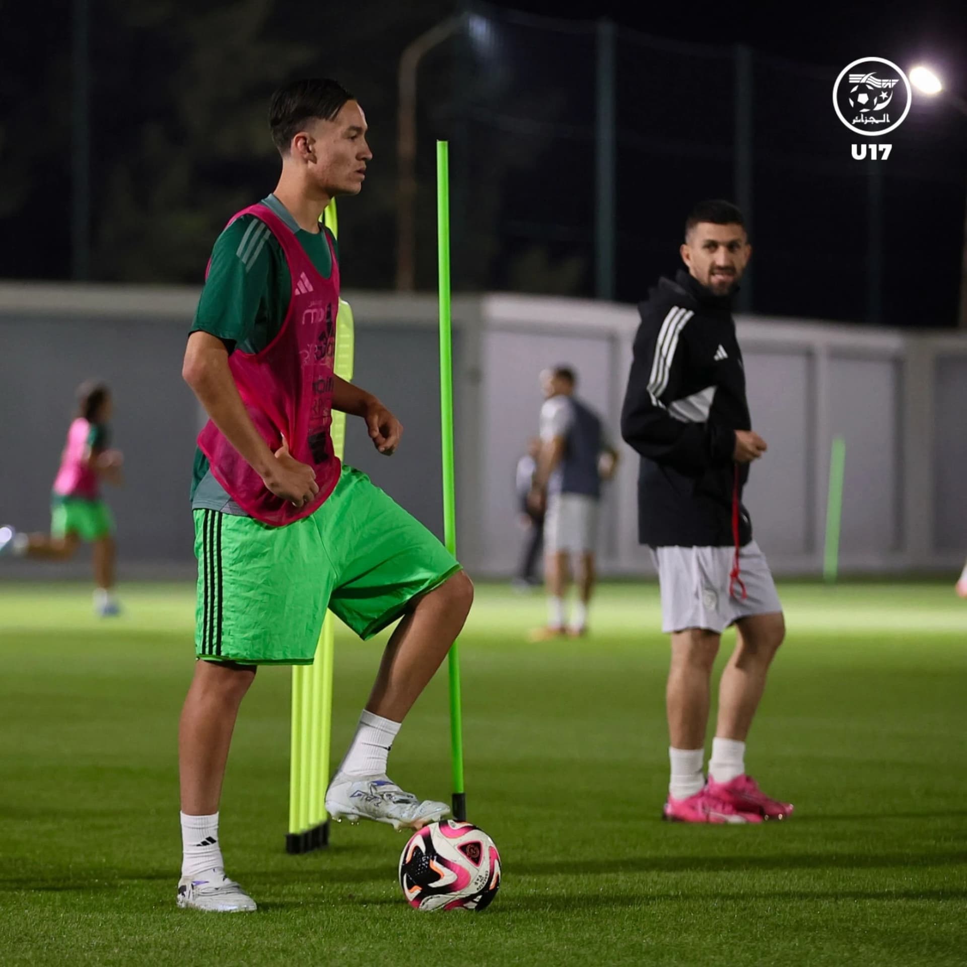 المنتخب الجزائري يباشر